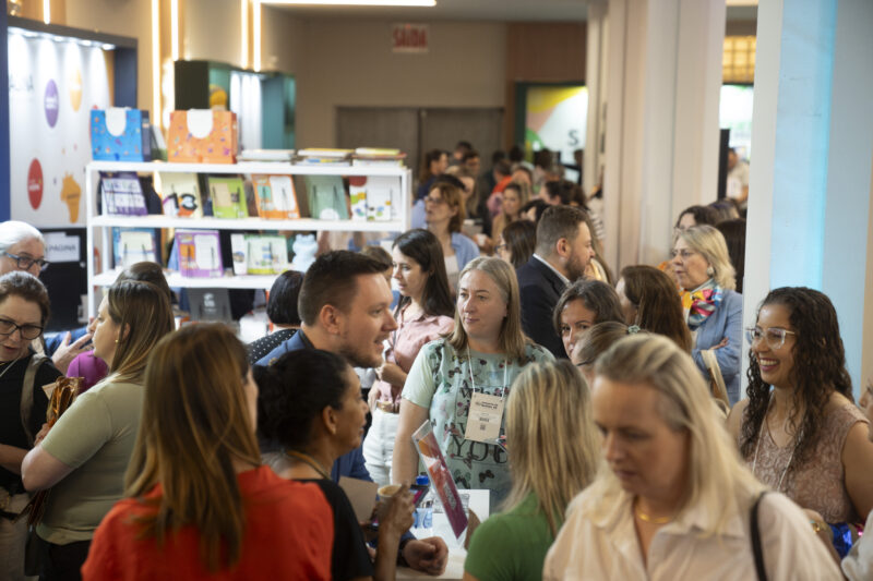 Segundo dia do Seminário da Undime-SC abre com visitação aos estandes e atendimentos institucionais