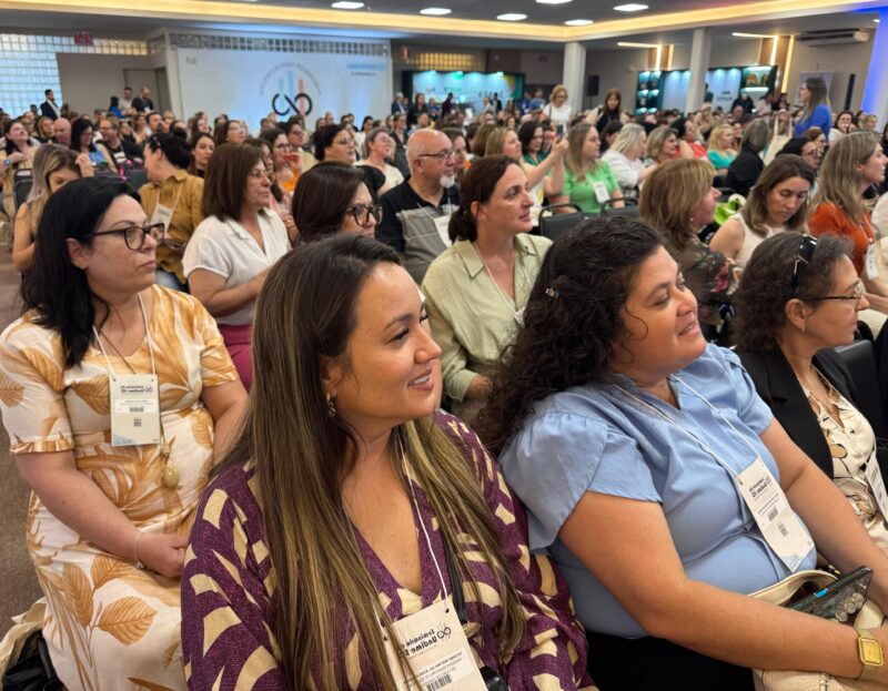 Bem-estar emocional e melhoria da educação brasileira marcam a manhã de discussões com cerca de 500 gestores municipais e equipes, na capital catarinense