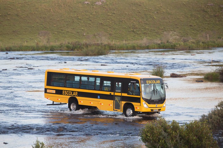 Estados e municípios podem aderir às atas do FNDE para aquisição de materiais, de mobiliário e de ônibus escolares