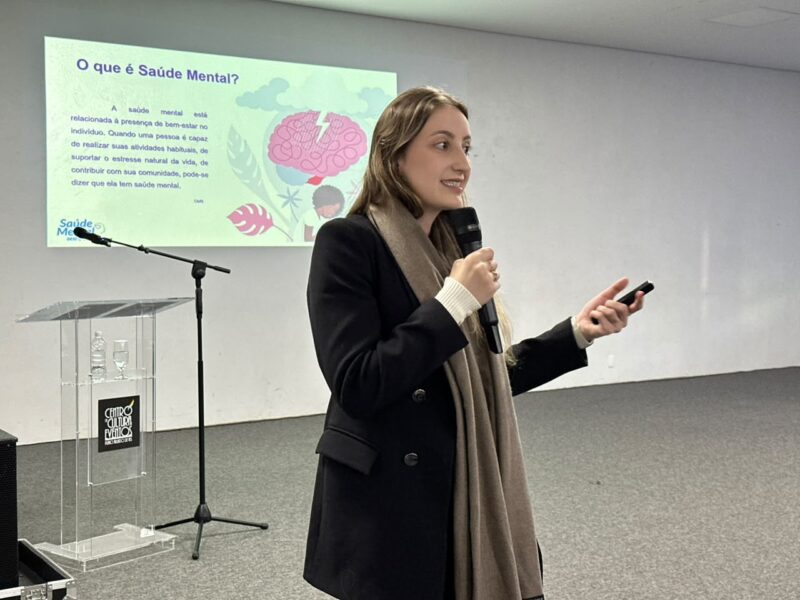 Saúde mental dos profissionais da educação ganha destaque na abertura da programação técnica do Encontro Regional, em Chapecó (SC)