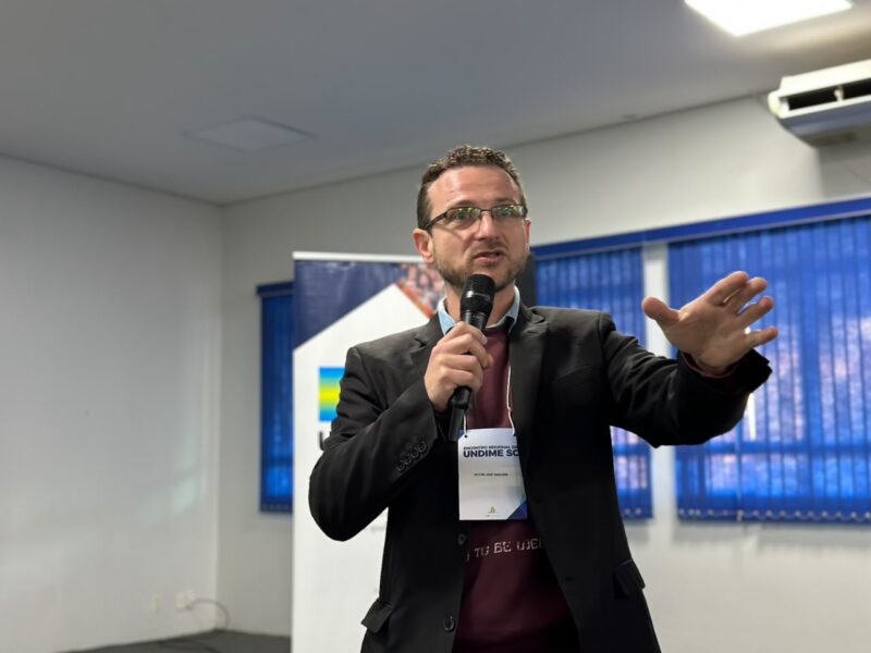 Recomposição das aprendizagens exige olhar para além das avaliações externas, destaca palestrante no Encontro Regional, em Chapecó (SC)