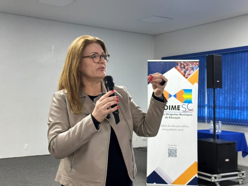 “Inclusão começa quando a escola deixa de enxergar o estudante como problema”, defende psicóloga na palestra de encerramento do Encontro Regional da Undime-SC